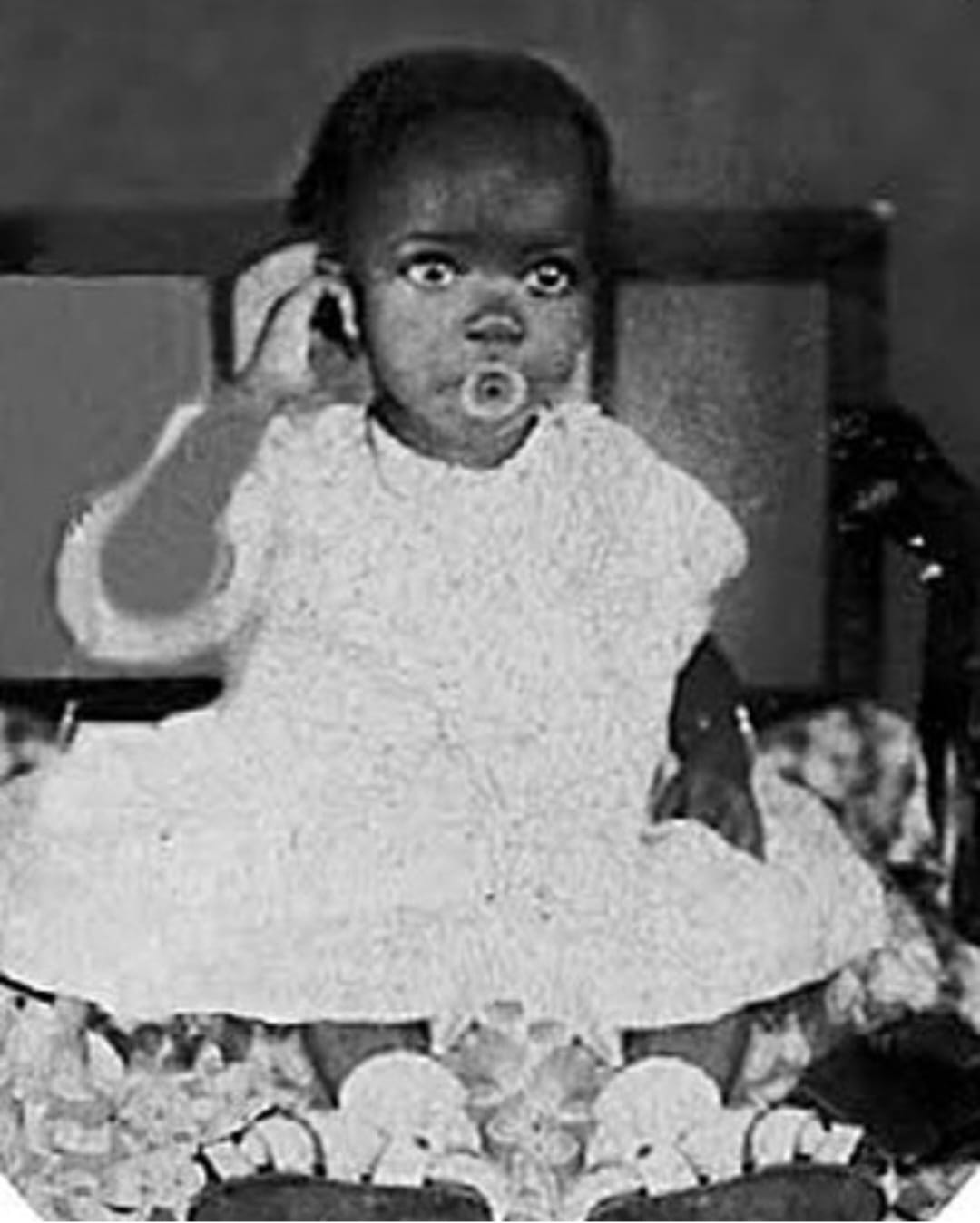 Nascida Maria José Motta de Oliveira em Campos dos Goytacazes, no Rio de Janeiro, em 27 de junho de 1944, a trajetória artística de Zezé Motta começou cedo, quando foi enviada a um colégio interno após seus pais se mudarem para o morro do Cantagalo, em Copacabana, e descobriu sua paixão pelo teatro.
