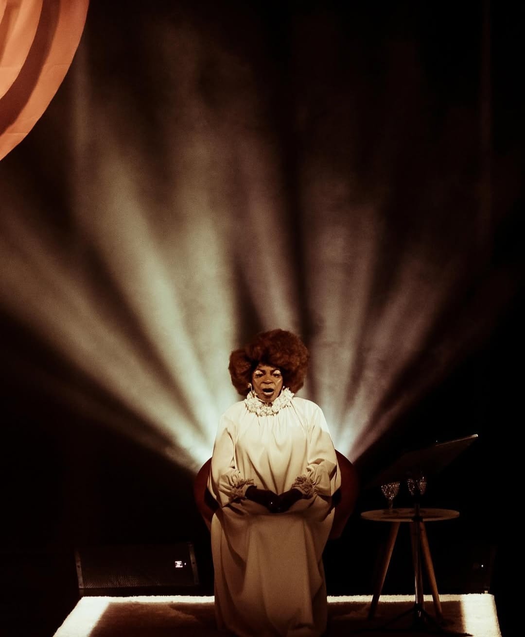 Zezé Motta é uma das artistas mais respeitadas do Brasil, com uma carreira que abrange teatro, televisão, cinema e música e aos 81 anos continua em plena atividade artística e encara novos desafios em sua trajetória. Em maio de 2025, apresentou seu primeiro monólogo, “Vou Fazer de Mim um Mundo”, inspirado na obra “Eu Sei Por Que o Pássaro Canta na Gaiola”.
