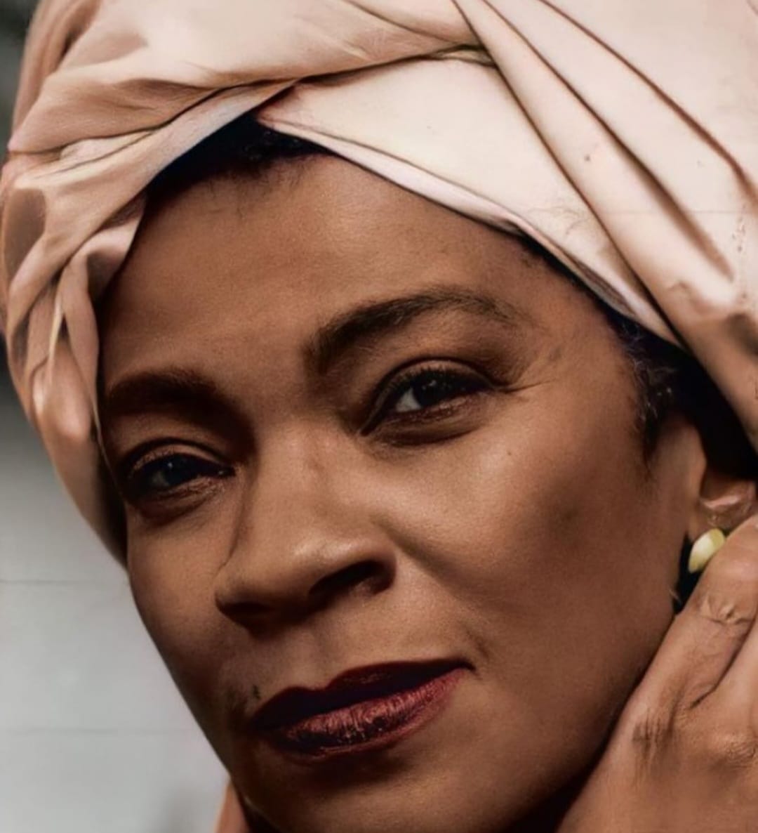 Ela conta: “Foi muito difícil, é difícil não ser afetado por isso. Mas nunca pensei em desistir. Aquilo era combustível para seguir minha luta. Eu já estava colhendo os frutos do meu trabalho e da luta de movimentos negros, sendo reconhecida, ganhando prêmios”.
