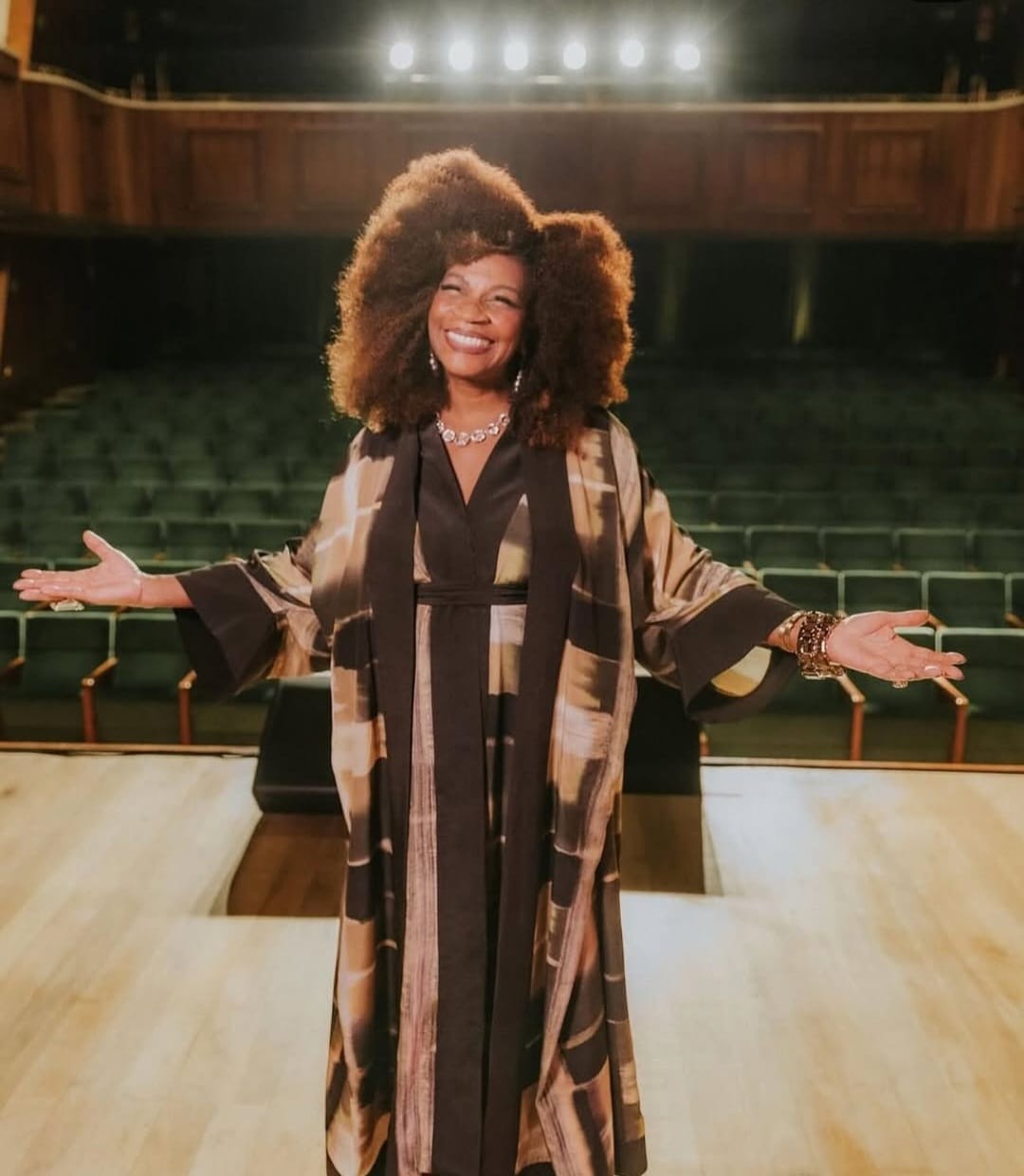 Sobre sua vida pessoal, a artista é mãe adotiva de quatro filhos, chamados Luciana, Carla, Robson e Cíntia.
