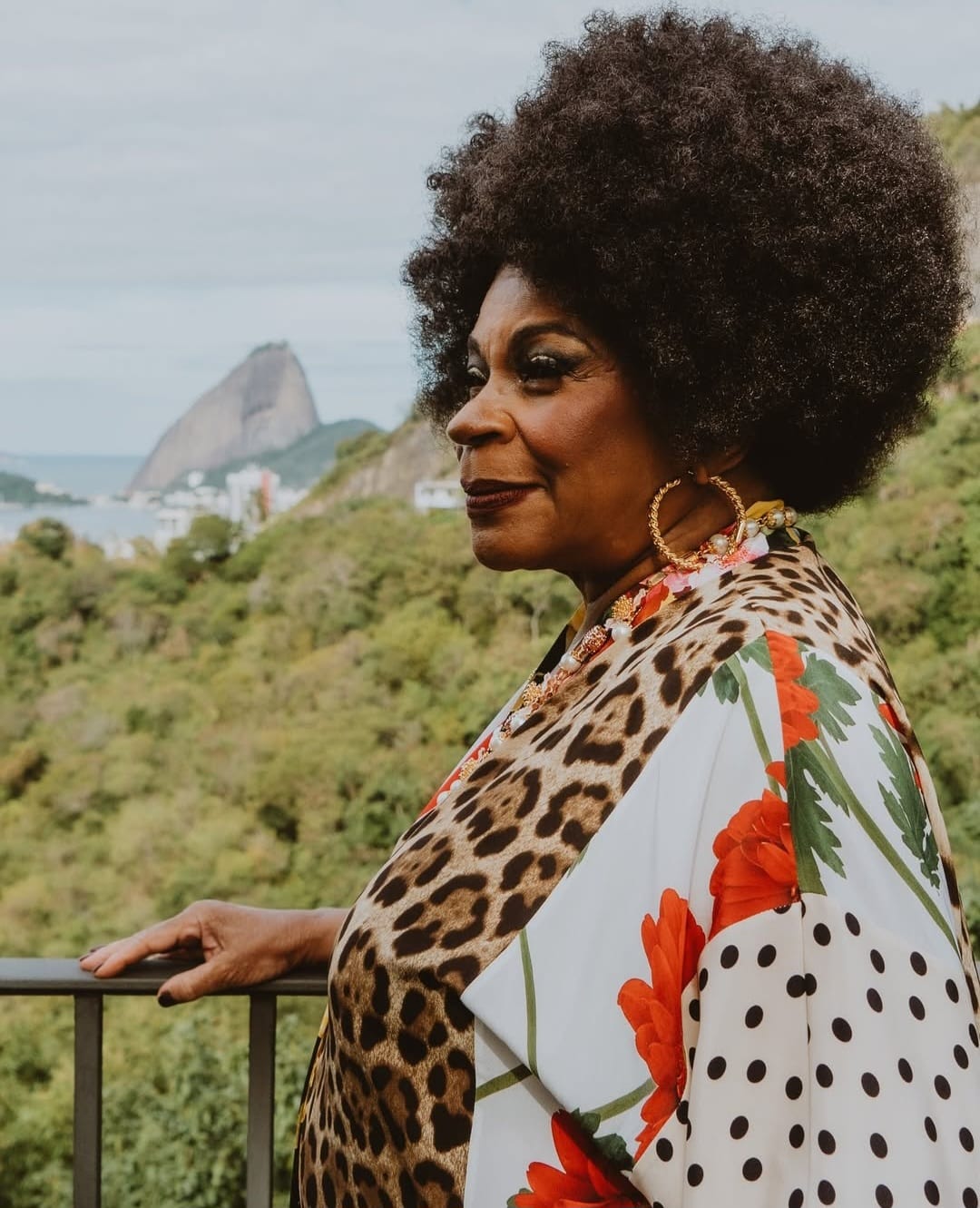 Mesmo com todo o reconhecimento, ela ainda recebia convites para papéis estereotipados e sem relevância. Chegou a recusar um papel, cuja única função seria servir comidas em uma festa. Ao tornar pública sua indignação, denunciou o racismo estrutural na televisão, onde atores e atrizes negros eram frequentemente limitados a papéis secundários, como motoristas, faxineiras ou secretárias.
