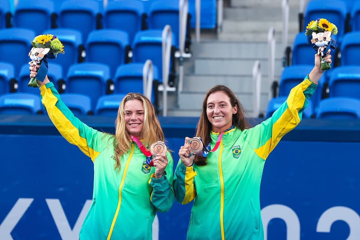 Tênis - A única medalha do Brasil na modalidade se deu com a dupla feminina Luisa Stefani e Laura Pigossi. Elas levaram o bronze em Tóquio-2020.

