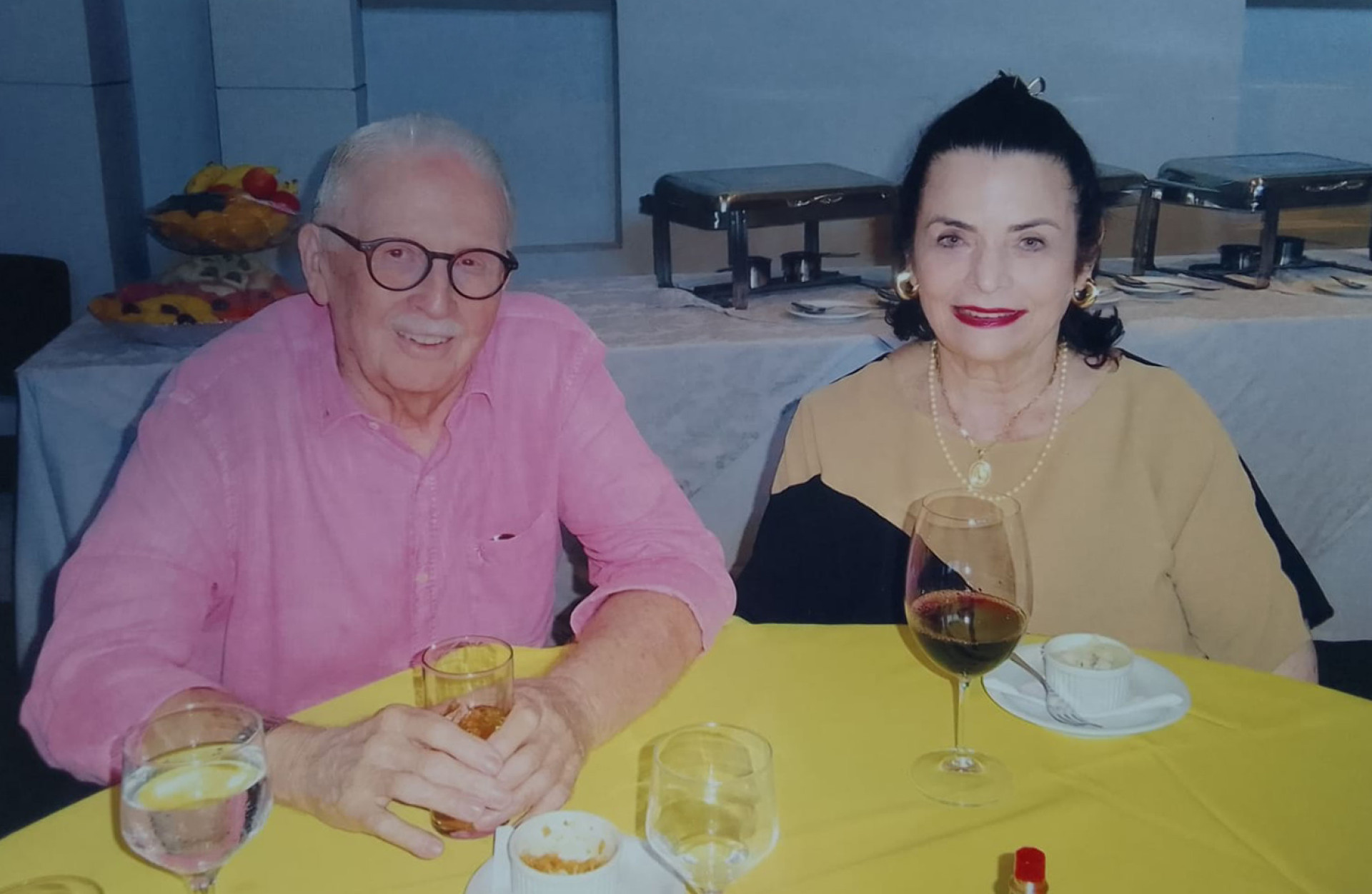 Cláudio Albuquerque fazendo sala pra Ana Bandeira, no tocantíssimo almoço jubilar (Foto: acervo pessoal)