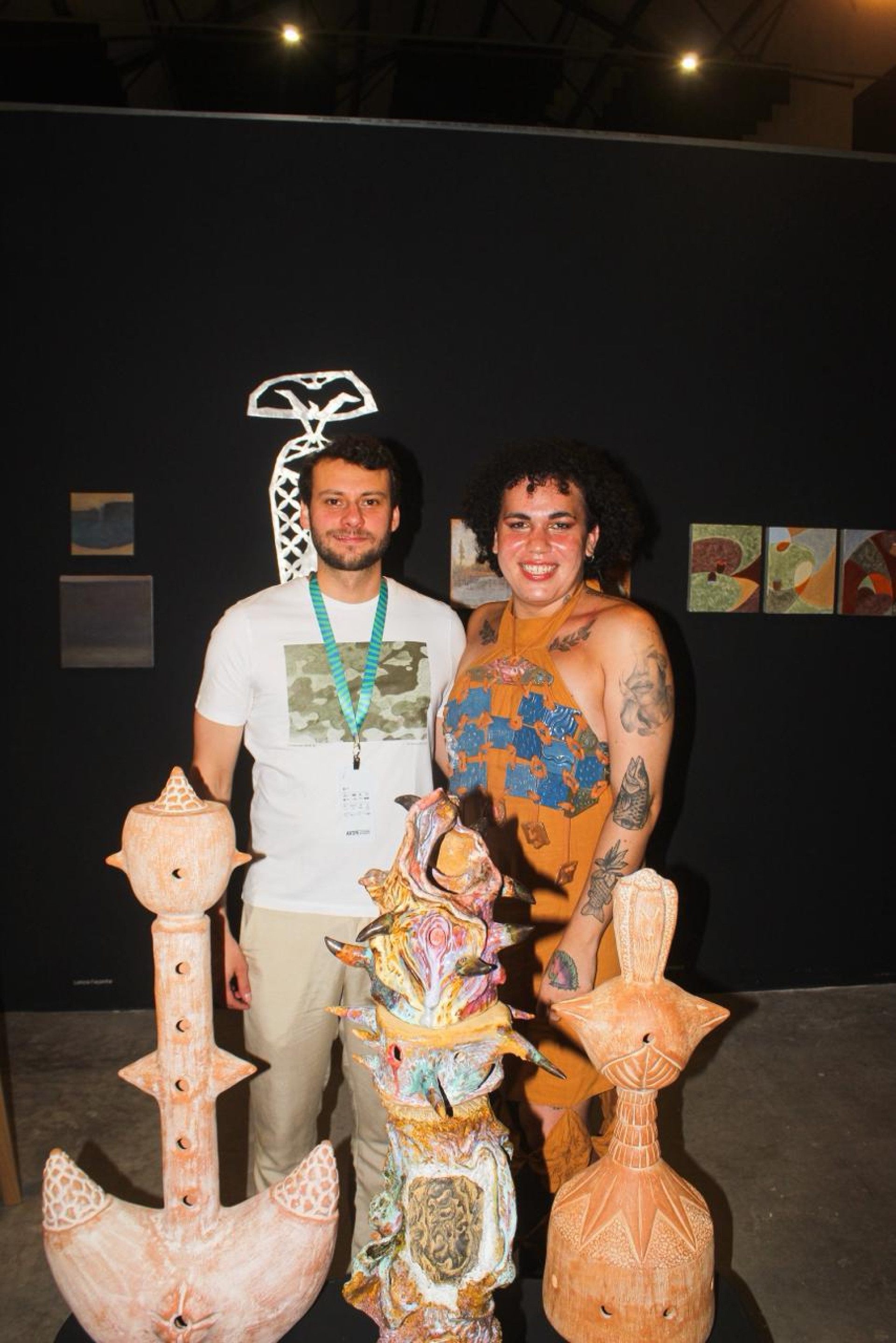 {'nm_midia_inter_thumb1':'https://www.opovo.com.br/_midias/jpg/2025/10/24/263x156/1_pedro_diogenes_e_barbara_banida_credito_pedro_bessa-37562331.jpeg', 'id_midia_tipo':'2', 'id_tetag_galer':'', 'id_midia':'68fbe93821bce', 'cd_midia':37562331, 'ds_midia_link': 'https://www.opovo.com.br/_midias/jpg/2025/10/24/pedro_diogenes_e_barbara_banida_credito_pedro_bessa-37562331.jpeg', 'ds_midia': 'Pedro Diógenes, fundador e diretor da Cave Galeria, e a artista e gestora cultural Bárbara Banida', 'ds_midia_credi': 'Pedro Bessa', 'ds_midia_titlo': 'Pedro Diógenes, fundador e diretor da Cave Galeria, e a artista e gestora cultural Bárbara Banida', 'cd_tetag': '1', 'cd_midia_w': '1920', 'cd_midia_h': '2877', 'align': 'Left'}