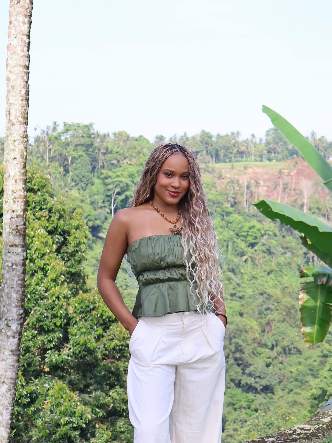 Nas redes sociais, compartilhou fotos e comentou: “Viver também é descansar… Que lugar incrível!”