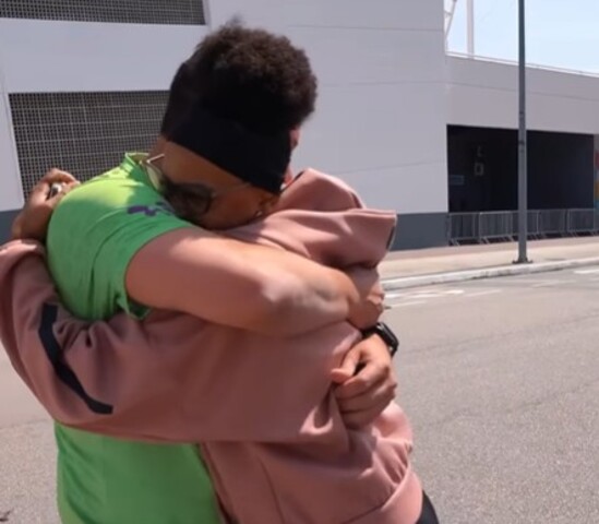 No vídeo publicado no Instagram, a bicampeã olímpica explicou que o técnico, conhecido como Chico, sempre sonhou em ter um modelo da marca. Ele, afinal, realizou esse desejo com um EX30. A atitude emocionou o treinador, que agradeceu com lágrimas e abraços.