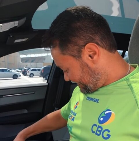 O gesto reforça a relação de confiança entre os dois, base essencial para o sucesso de Rebeca nas competições internacionais. Ela, aliás, anunciou que não disputaria o Campeonato Mundial de Ginástica Artística de 2025, com o objetivo de se preservar e se preparar para um desafio gigantesco.