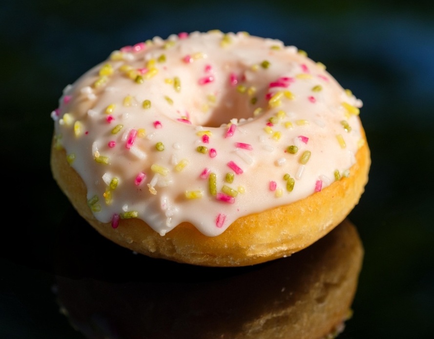 Os donuts se tornaram uma parte integrante da cultura alimentar americana, com uma grande variedade de sabores, coberturas e formatos. 