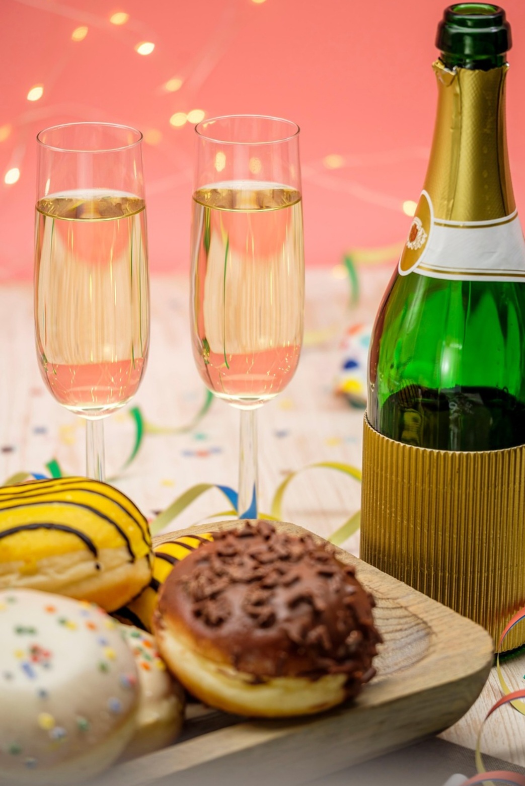 Os donuts ganharam espaço no Brasil a partir do fim da década de 1980 com a chegada da Dunkin' Donuts, mas a popularidade se consolidou nos anos 2010 com cafeterias artesanais.