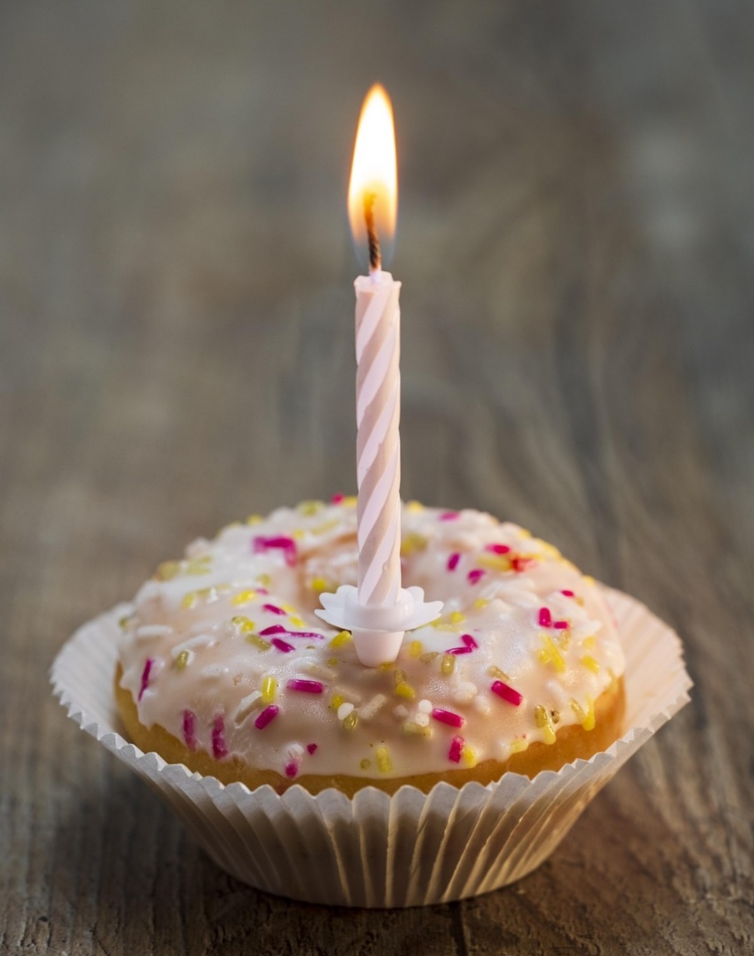 No Brasil, os donuts geralmente são recheados com creme de baunilha, chocolate e doce de leite. Eles podem ser apreciados em diversas celebrações, como aniversários, festas temáticas, comemorações infantis.