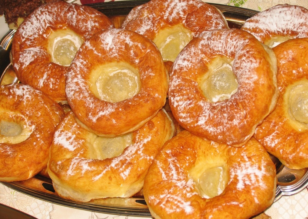 A variedade de donuts abrange diversas bases. Entre elas, estão a massa de baunilha, chocolate, red velvet, tradicional frita ou assada.