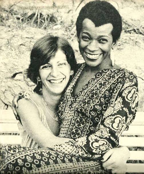 Paralelamente, concluiu o curso técnico em contabilidade. Em 1968, estreou profissionalmente no teatro em São Paulo na peça “Roda Viva”, de Chico Buarque, ao lado de Marília Pereira, que se tornou sua grande amiga e conselheira.
