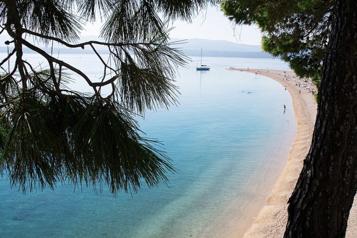 A praia da Zlatni Rat é considerada por muitos a mais bonita do país. Com águas claras e calmas onde famílias aproveitam o verão.  