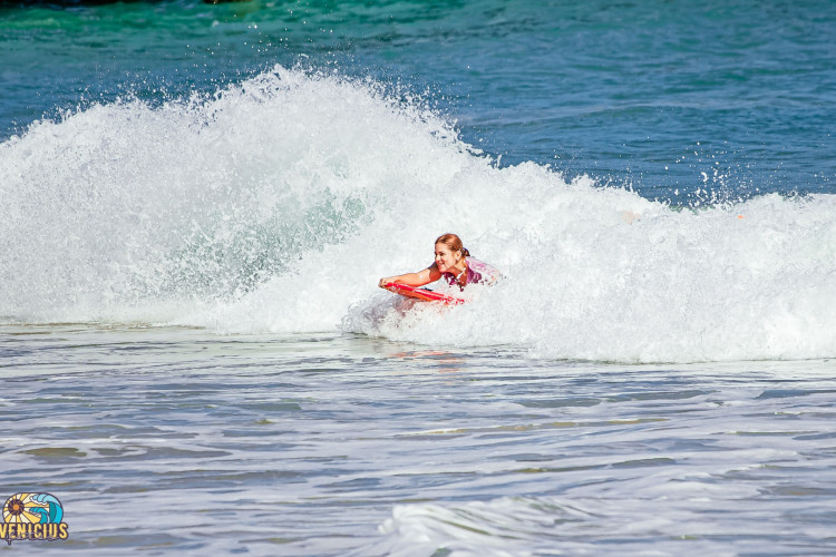 Domitila Andrade em uma das ondas que deu certo(Foto: Venicius Almeida/Divulgação) Domitila Andrade em uma das ondas que deu certo(Foto: Venicius Almeida/Divulgação)