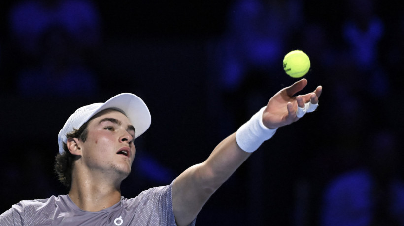 João Fonseca sacou muito bem contra Jaume Munar, na vitória na semifinal do ATP de Basel
