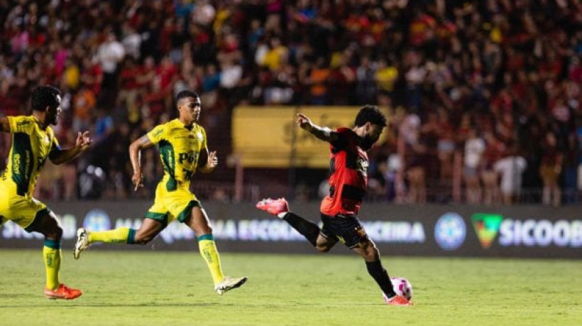 Em situações diferentes na tabela do Brasileirão, equipes se enfrentaram pela 30° rodada da competição na Ilha do Retiro