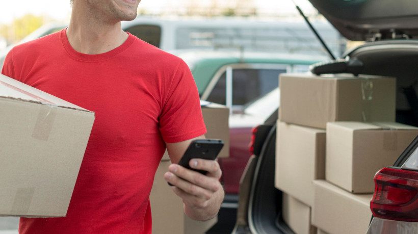 Motorista do Uber Envios Utilitário realiza entrega de grande. Nova categoria da plataforma permite o uso de vans e caminhonetes.