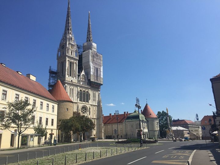 Catedral de Zagreb - A igreja em estilo gótico é a segunda construção mais alta do país e é dedicada à Virgem Maria e aos reis São Estêvão e São Ladislau. Ela precisou de reparos após um terremoto em 2020. 