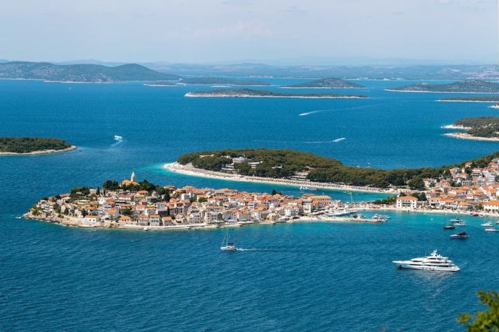 Com cerca de 4 milhões de habitantes, a Croácia é um dos países mais belos do mundo e, desde a adoção do euro (no lugar da antiga moeda kuna), tem investido ainda mais em turismo.  