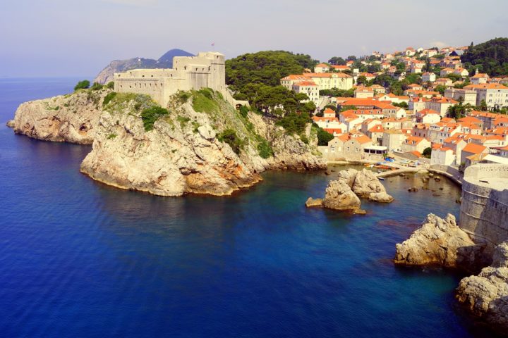 Às margens do Mar Adriático, Dubrovnik tem uma paisagem com um recorte de tirar o fôlego. O azul do mar contrasta com os tons das construções erguidas sobre imensos barrancos, numa área rochosa bem populosa. 