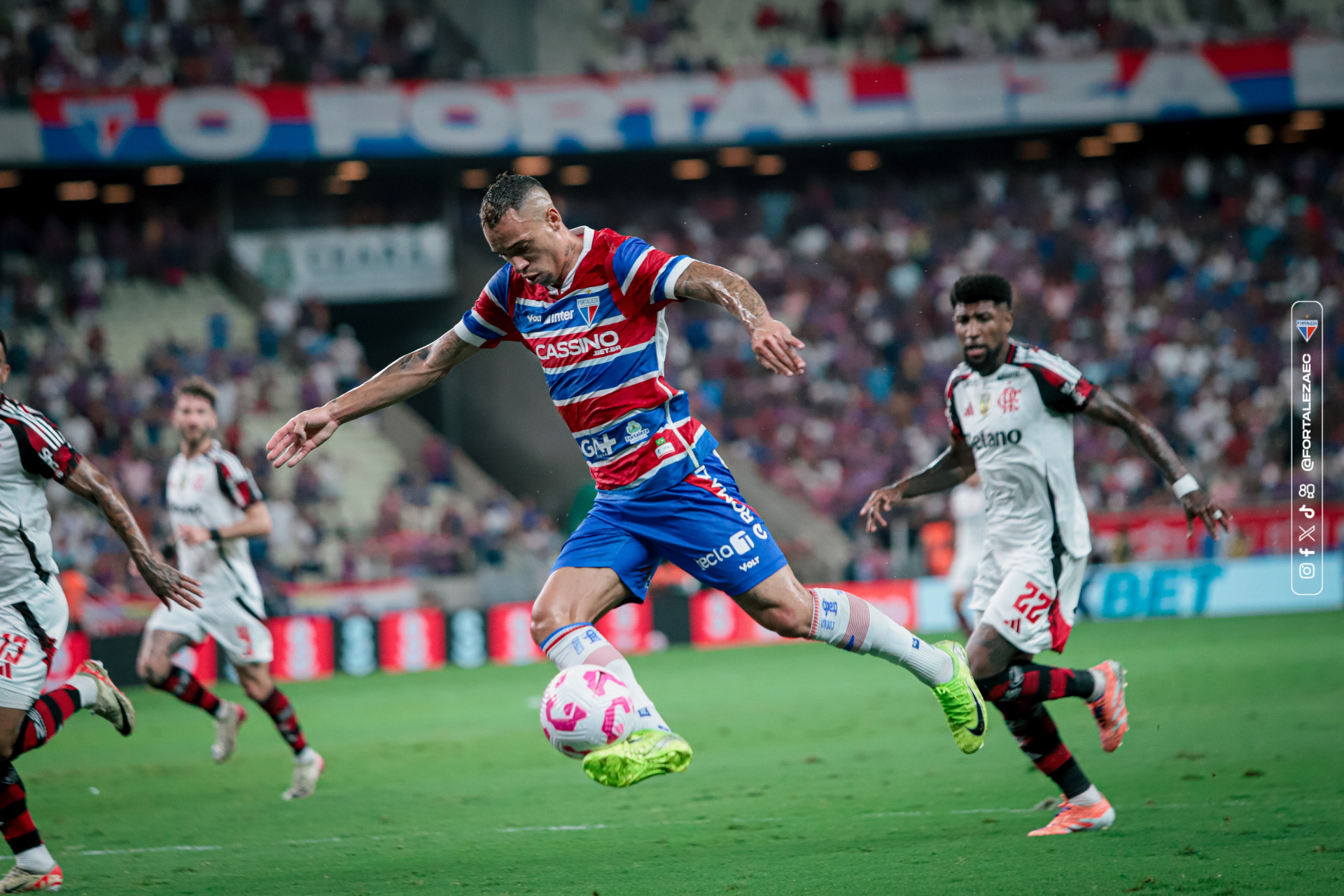 Breno Lopes, ponta do Fortaleza, durante jogo contra o Flamengo (Foto: Mateus Lotif / Fortaleza EC)