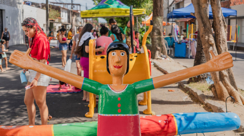  Exposi&ccedil;&atilde;o "Brinquedim na Pra&ccedil;a", do artista pl&aacute;stico Dim Brinquedim, no evento "P&eacute; na Rua", da ONG Crian&ccedil;a Feliz