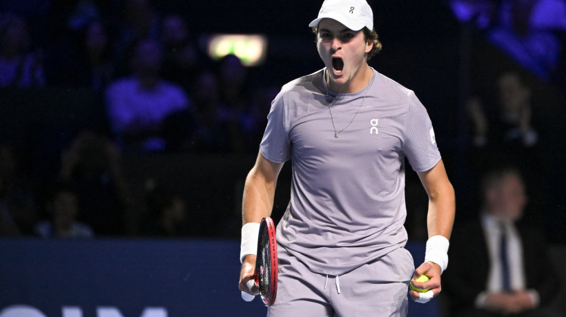 26-10-2025: João Fonseca comemora o título do ATP 500 da Basileia, na Suíça. Ele venceu o espanhol Davidovich Fokina na final