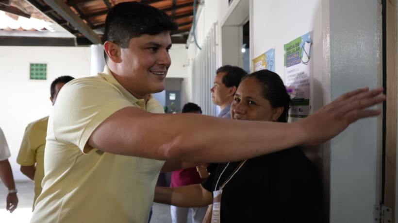 Candidato Joel Barroso (PSB) vota em eleição suplementar de Santa Quitéria