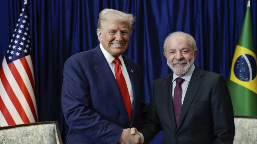 Presidente Lula cumprimenta o presidente dos Estados Unidos, Donald Trump, durante encontro em Kuala Lumpur, na Malásia