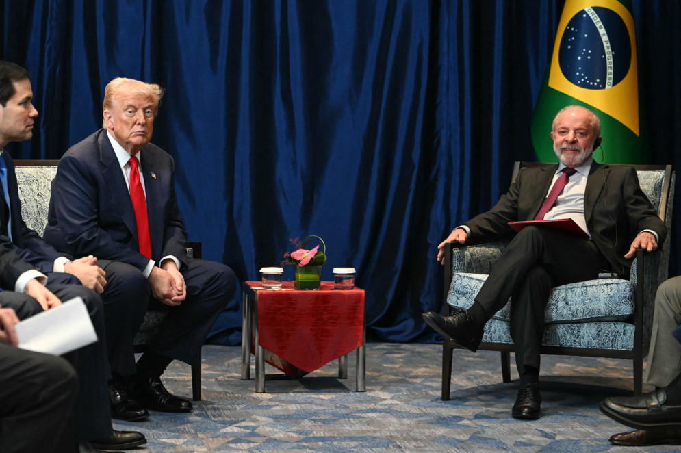O presidente brasileiro, Luiz Inácio Lula da Silva (à direita), conversa com o presidente americano, Donald Trump, durante uma reunião bilateral em Kuala Lumpur, em  outubro de 2025(Foto: ANDREW CABALLERO-REYNOLDS / AFP) O presidente brasileiro, Luiz Inácio Lula da Silva (à direita), conversa com o presidente americano, Donald Trump, durante uma reunião bilateral em Kuala Lumpur, em  outubro de 2025(Foto: ANDREW CABALLERO-REYNOLDS / AFP)