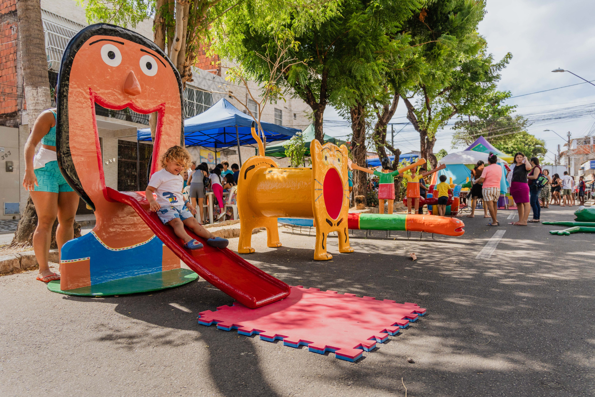 ￼AS OBRAS do artista Dim Brinquedim fez a alegria da criançada  (Foto: FERNANDA BARROS)