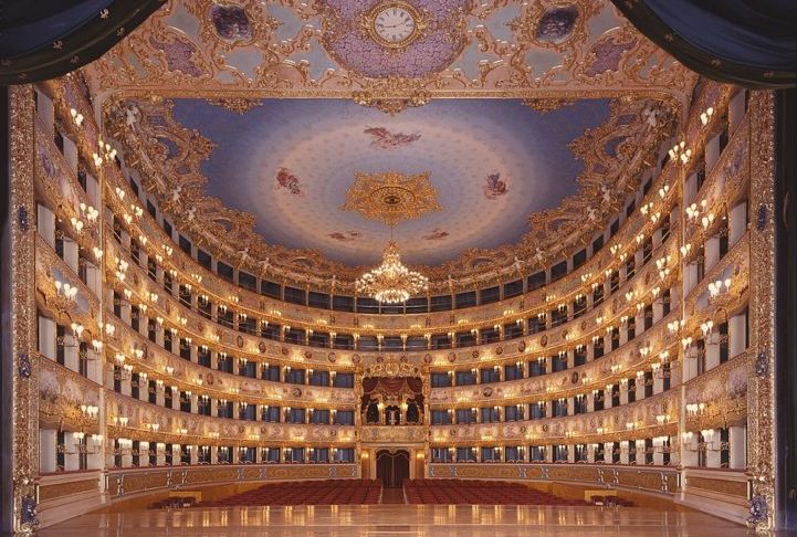 La Fenice (Veneza, Itália): Reconstruído após um incêndio em 1996, este teatro de ópera impressiona pela sua fachada neoclássica e pelo interior ricamente decorado com veludo vermelho e dourado.