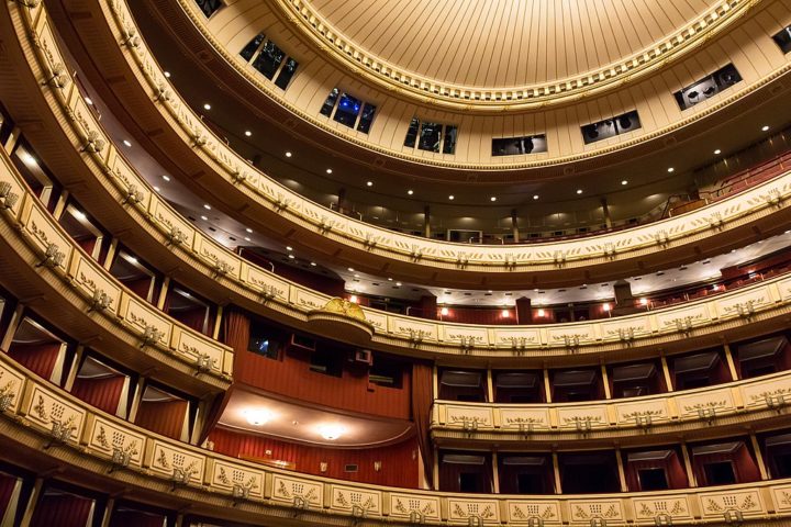 Ópera Estatal de Viena (Viena, Áustria): Um dos teatros de ópera mais renomados e prestigiados do mundo, foi inaugurado em 1869, bombardeado durante a Segunda Guerra, reconstruído e reaberto em 1955.