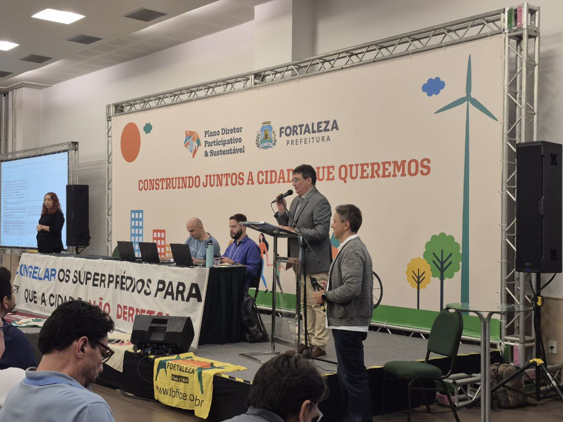 O evento é a etapa final de um longo processo de revisão do Plano Diretor Participativo e Sustentável (PDPS), o principal instrumento legal que define as normas e estratégias de como a cidade deve crescer na próxima década (Foto: Mateus Mota / O POVO)