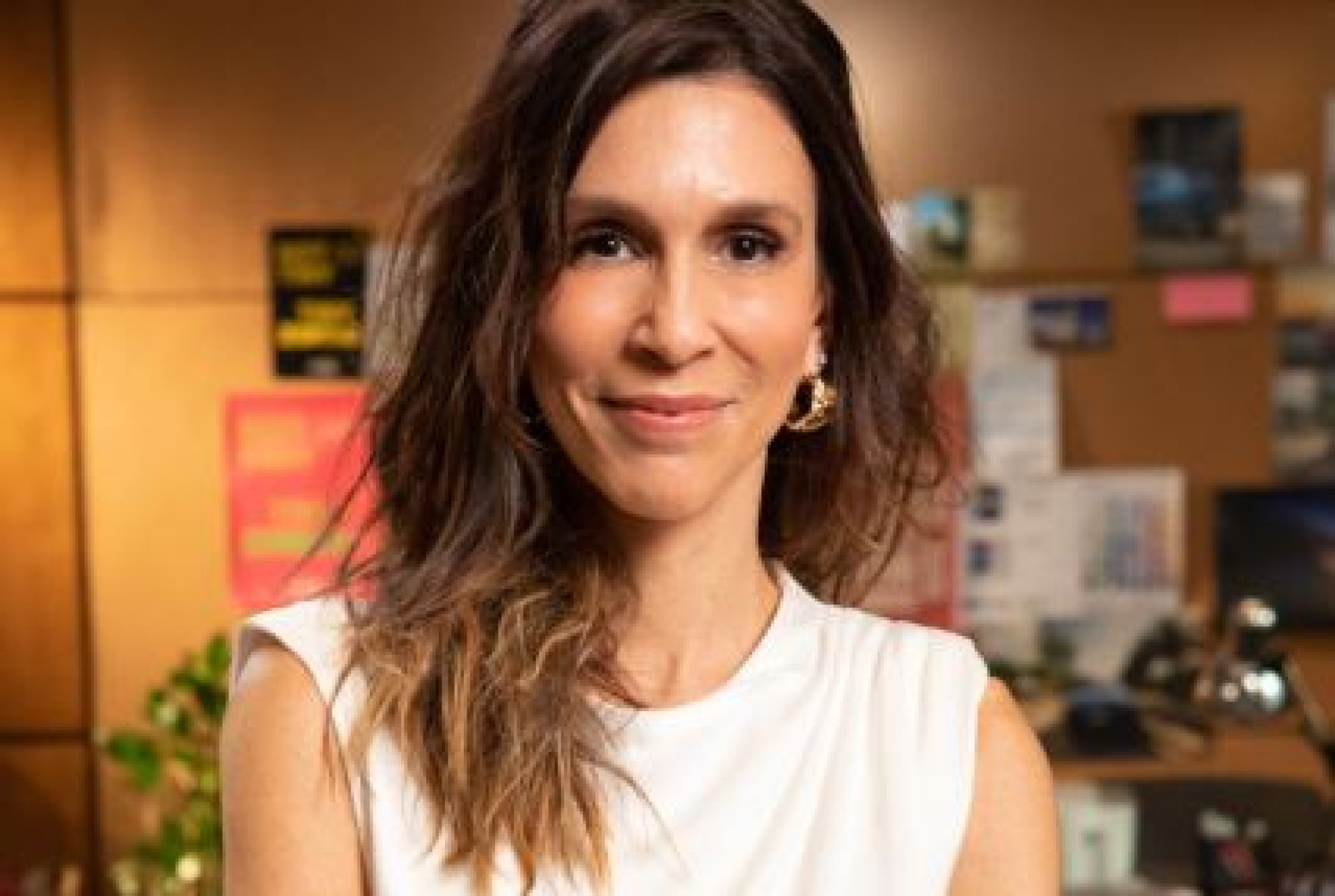 Sarah Oliveira é apresentadora do Tiny Talks, programa de entrevista com os convidados do Tiny Desk Brasil
 (Foto: Fernanda Carvalho/divulgação)