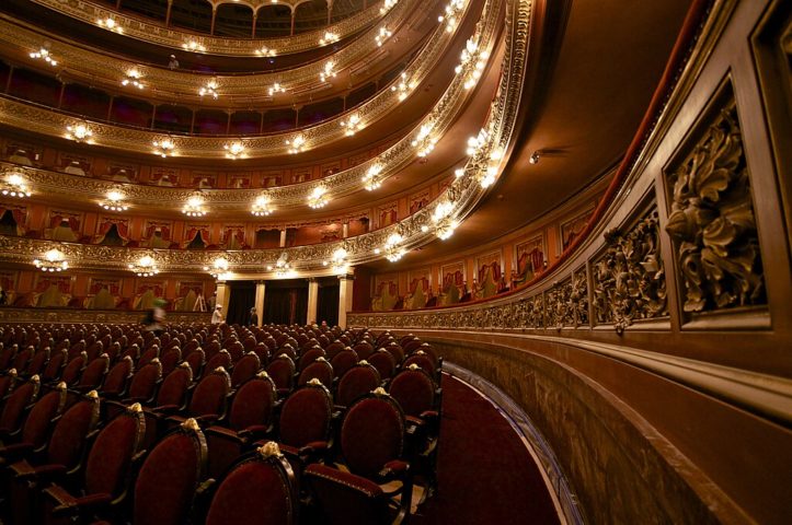 Teatro Colón (Buenos Aires, Argentina): Considerado um dos melhores teatros acústicos do mundo, apresenta uma arquitetura eclética com elementos neoclássicos, renascentistas e barrocos. O interior conta com frisos dourados e veludo vermelho.