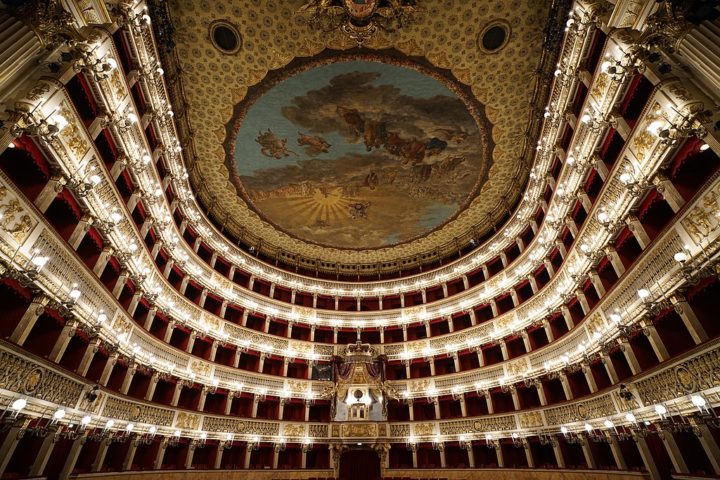 Teatro San Carlo (Nápoles, Itália): Inaugurado em 1737, o Teatro di San Carlo é o teatro de ópera em funcionamento contínuo mais antigo da Europa. Foi encomendado pelo rei Carlos VII e ficou conhecido por sua arquitetura neoclássica e interiores luxuosos.