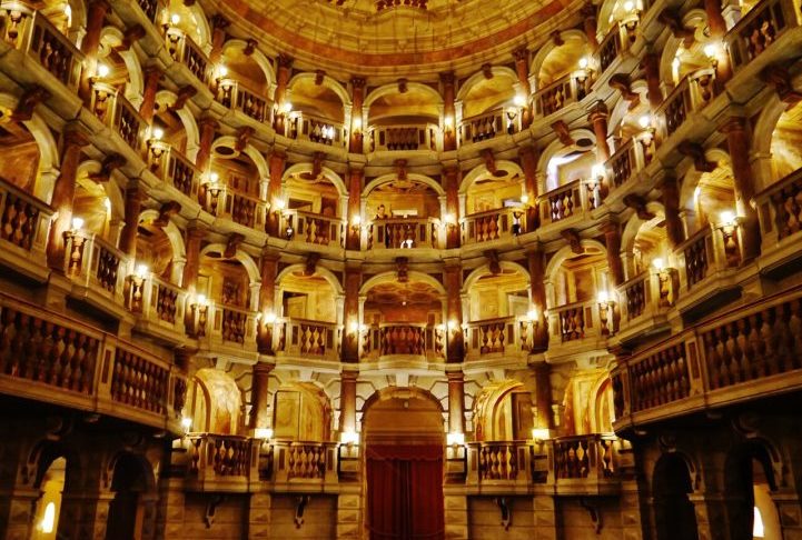 Teatro Scientifico (Mantova, Itália): Foi projetado pelo arquiteto Antonio Galli Bibiena e inaugurado em 1769. É conhecido por seus múltiplos níveis de camarotes, seu estilo barroco e sua impressionante decoração interior.