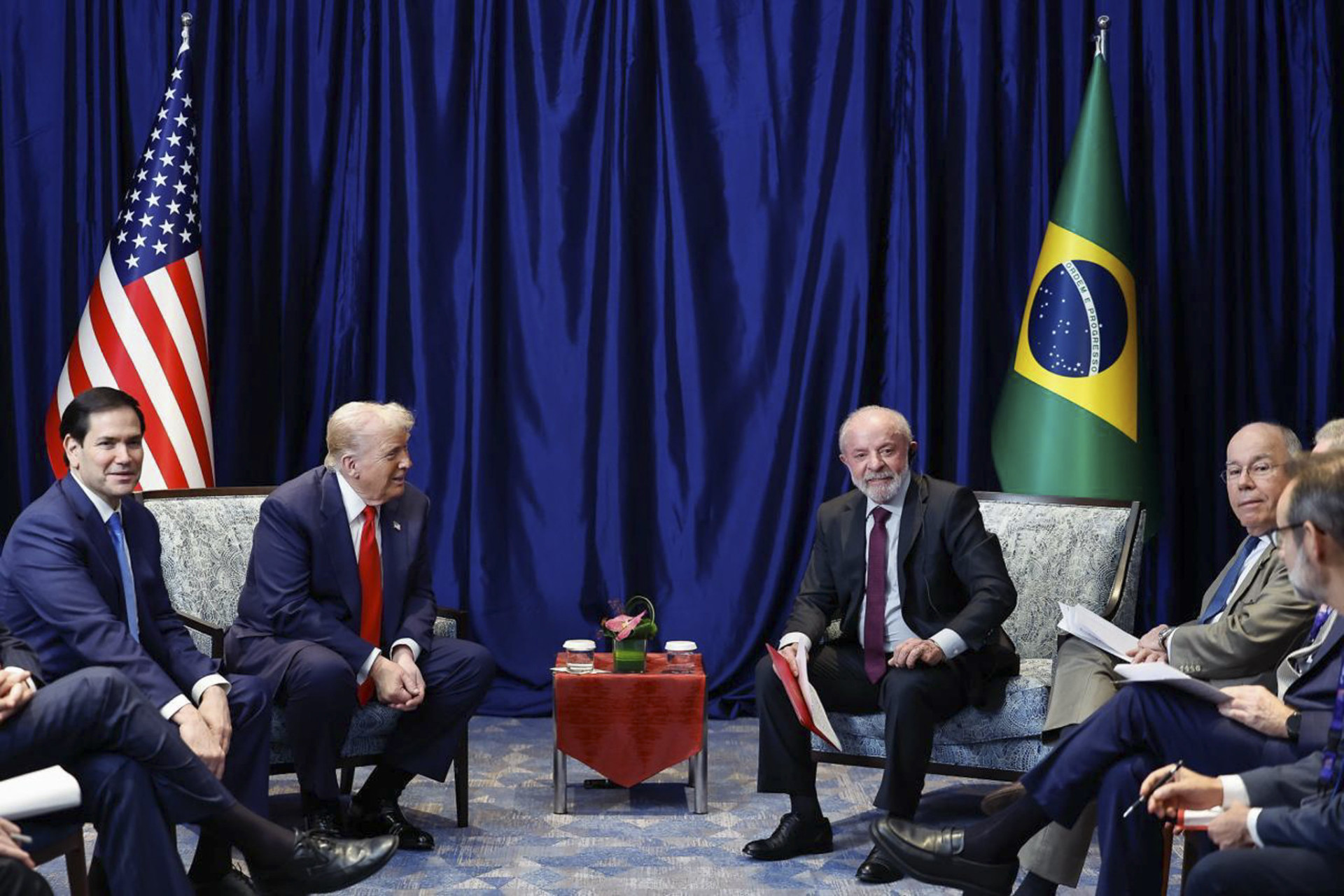 Lula e Trump se reuniram nesta domingo, 26, na Malásia  (Foto: Ricardo Stuckert / PR)