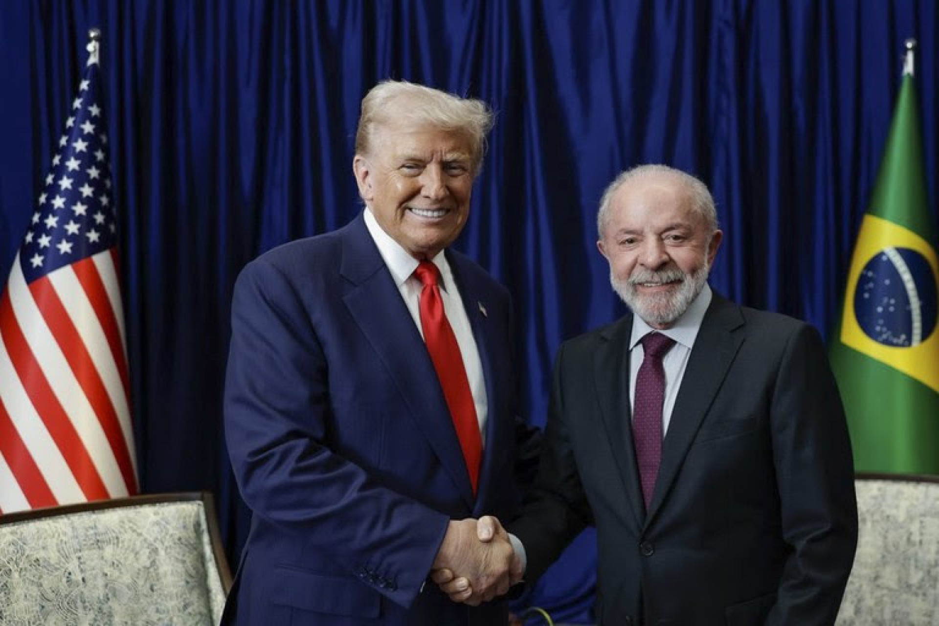 Presidente Lula cumprimenta o presidente dos Estados Unidos, Donald Trump, durante encontro em Kuala Lumpur, na Malásia (Foto: Ricardo Stuckert / PR)