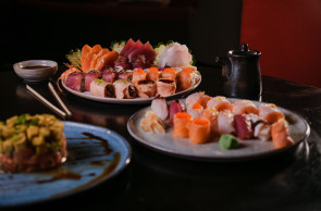 Foto: FORTALEZA-CE, BRASIL, 27-10-2025: Comes&Bebes sobre sushi, para o Dia do Sushi. Na foto, os pratos Kamibaa. (Foto: Fernanda Barros/ O Povo) FORTALEZA-CE, BRASIL, 27-10-2025: Comes&Bebes sobre sushi, para o Dia do Sushi. Na foto, os pratos Kamibaa. (Foto: Fernanda Barros/ O Povo)