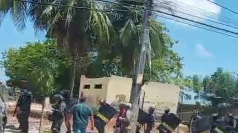 PMs do Comando de Policiamento de Choque (CPChoque) foram acionados para realizar a desocupação de terreno de escola estadual no bairro Monte Castelo, em Fortaleza