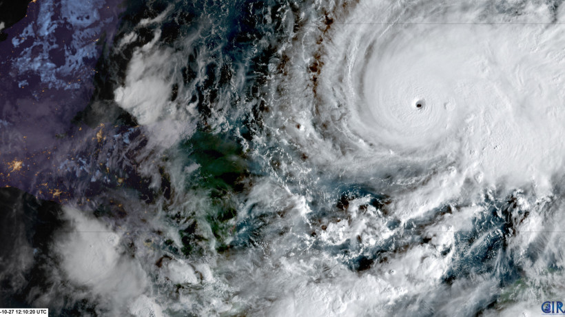 O furacão Melissa ganhou força na segunda-feira, ao atingir a Jamaica e outras partes do Caribe como uma tempestade de categoria 5 de nível superior, com meteorologistas prevendo inundações catastróficas e pedindo aos moradores que procurem abrigo imediatamente