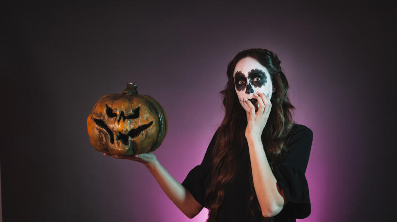 Fantasias ic&ocirc;nicas, maquiagens virais e decora&ccedil;&otilde;es assustadoras prometem dominar o Halloween 2025