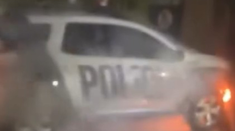 Uma viatura da Polícia Militar apresentou pane elétrica e ficou em chamas no bairro Vila União 