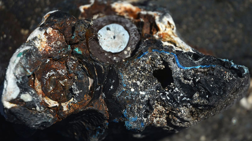 Vestígios da atividade humana indicam impactos no planeta Terra. Na imagem, plastiglomerado encontrado no Havaí em 2014