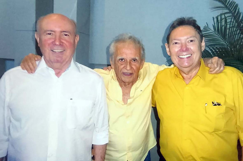 Protagonista do Almoço Jubileu do Ideal, entre mentor, Amarílio Cavalcante, e Ivens Dias Branco Júnior, pelos gigantes conglomerados (Foto: acervo pessoal) Protagonista do Almoço Jubileu do Ideal, entre mentor, Amarílio Cavalcante, e Ivens Dias Branco Júnior, pelos gigantes conglomerados (Foto: acervo pessoal)