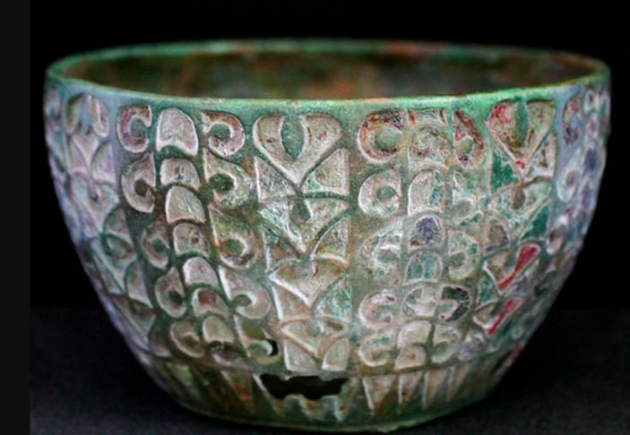 Sua superfície é decorada com característica do artesanato romano, como corações preenchidos com esmalte vermelho, água-marinha e azul profundo.