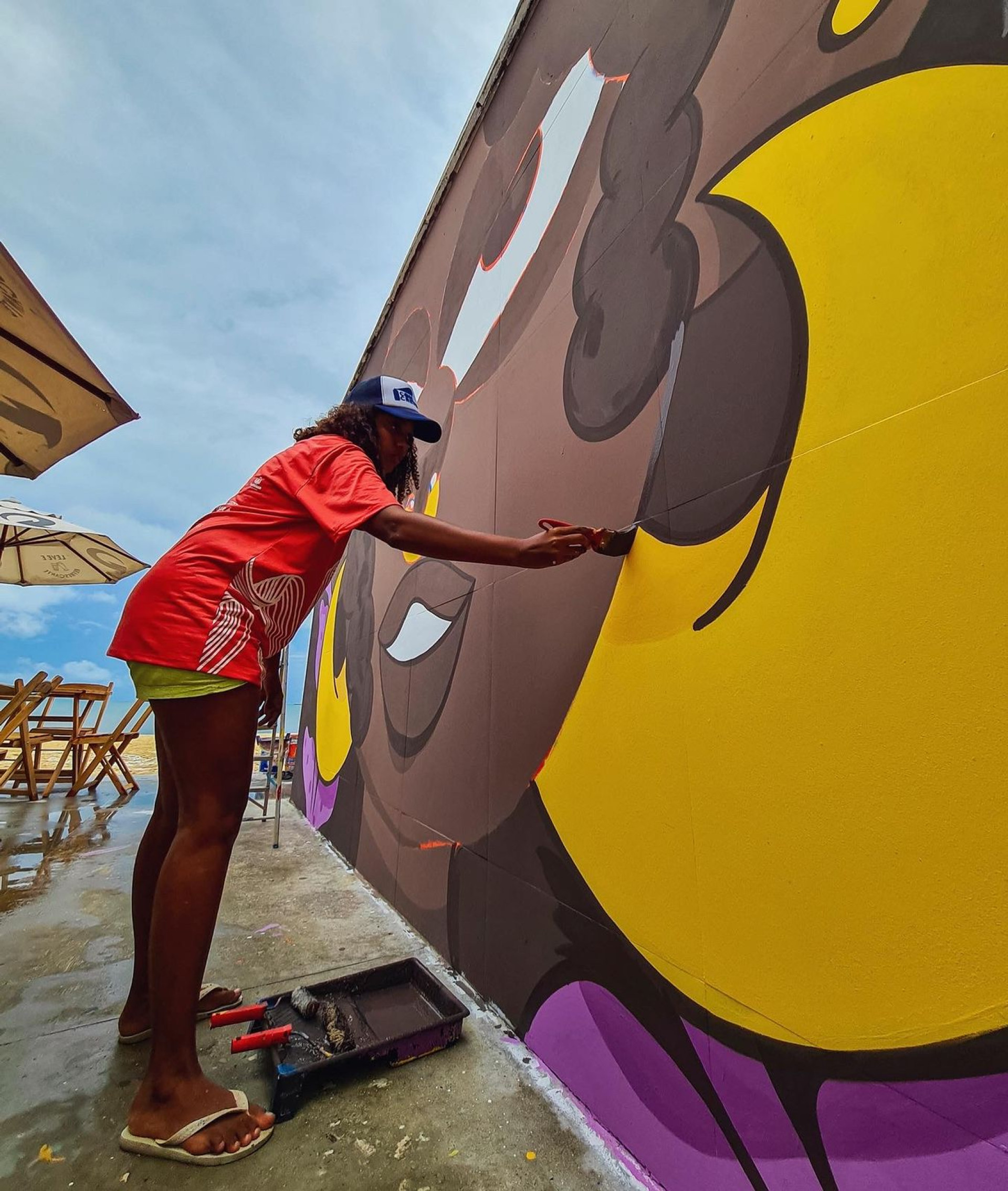 {'nm_midia_inter_thumb1':'https://www.opovo.com.br/_midias/jpg/2025/10/27/263x156/1_brooks_credito_thiago_matine_2-37605609.jpeg', 'id_midia_tipo':'undefined', 'id_tetag_galer':'1', 'id_midia':'68ffd7b41b194', 'cd_midia':37605609, 'ds_midia_link': 'https://www.opovo.com.br/_midias/jpg/2025/10/27/brooks_credito_thiago_matine_2-37605609.jpeg', 'ds_midia': '', 'ds_midia_credi': 'Thiago Matine/Divulgação', 'ds_midia_titlo': '', 'cd_tetag': '103085', 'cd_midia_w': '1920', 'cd_midia_h': '2269', 'align': 'Clear', 'midias': [37605643,37605609], 'ds_midma_legen': {'0': '','37605609': 'Brooks produz uma arte na qual consegue se identificar','37605643': 'Brooks produz uma arte na qual consegue se identificar'}}