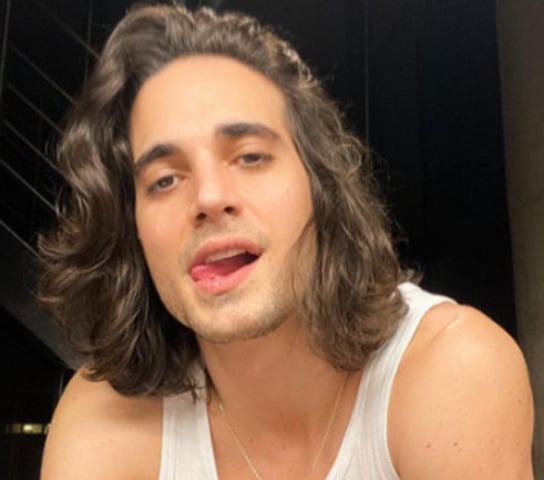 A assessoria de Fiuk negou os dois rumores envolvendo o ex-BBB: “A informação de que o cantor, compositor e ator Fiuk tentou invadir o camarim de um artista estrangeiro ou se envolveu em qualquer discussão com um repórter do SBT, não procede”, declarou em nota enviada à revista Quem.

